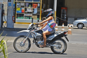 A partir de qual idade crianças podem ser transportadas em motos?